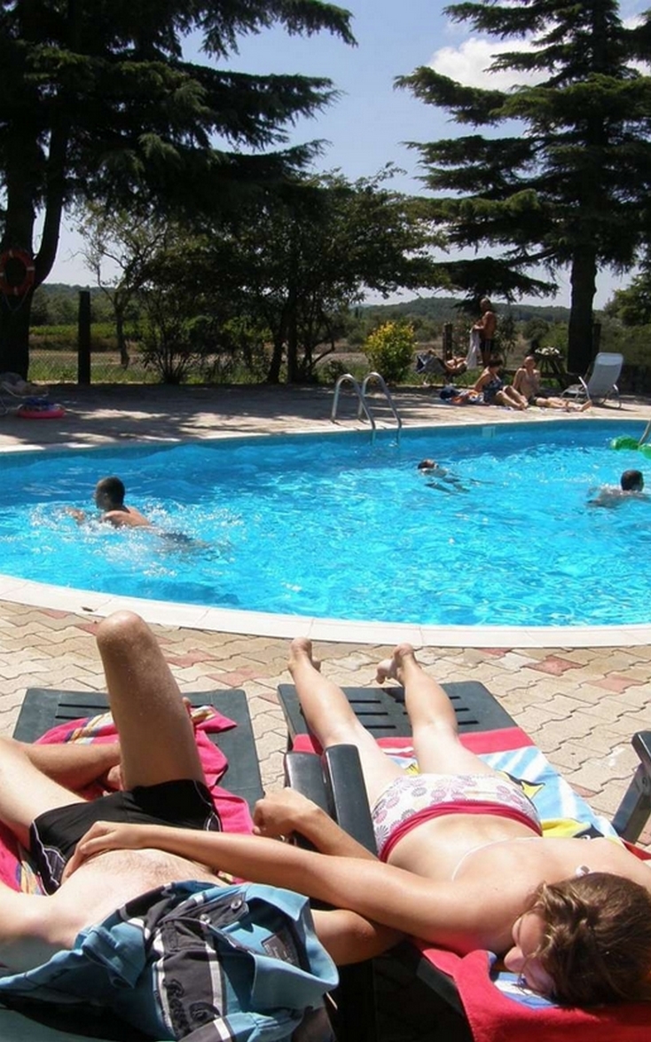 Zona acuática y relax junto al agua en el sur de Ardèche