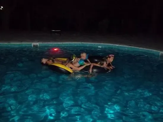 Tumbonas y hamacas alrededor de la piscina
