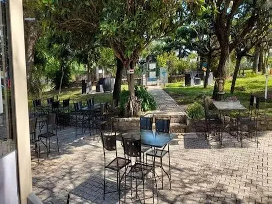 Terrasse ombragée du restaurant L'Oustaou