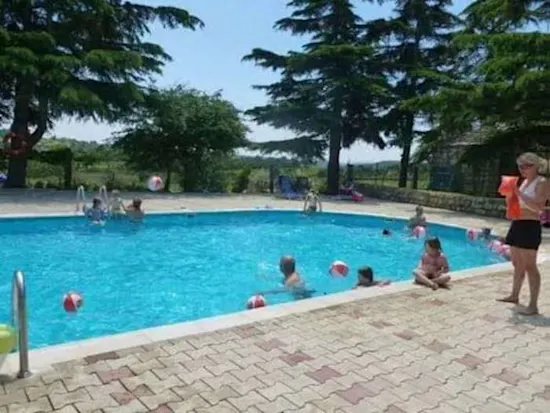 Gran piscina y solárium del camping