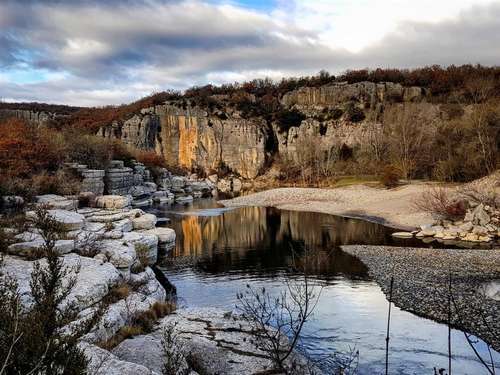 Dans les gorges de l’Ardèche, ayez accès à l'une des meilleures escapades gratuites le long de l’eau de la rivière.