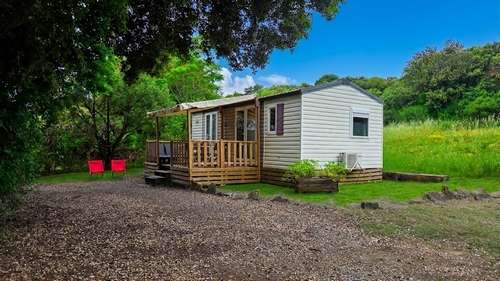 À quoi ressemble le mobil-home de location en Ardéche ?", "Le mobil-home a-t-il une terrasse en bois ?